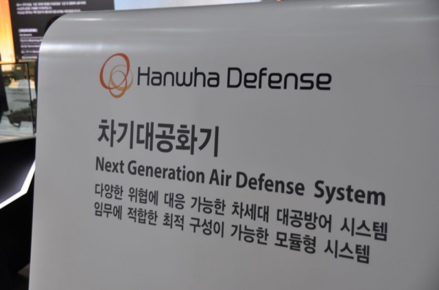 Представленный южнокорейской корпорацией Hanwha зенитный модуль NGADS (Next Generation Air Defense System). Оснащен 40-мм автоматической пушкой CTA с телекскопическими боеприпасами (опционально 30-мм пушкой), пусковым модулями для ЗУР и/или ПТУР различных