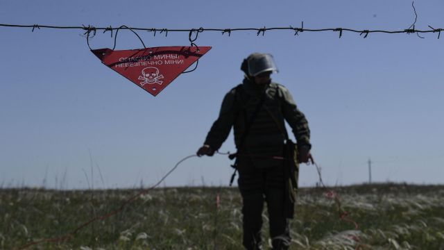 Предупреждающая табличка во время разминирования военнослужащими инженерно-сапёрной бригады ВС РФ противотанковых мин