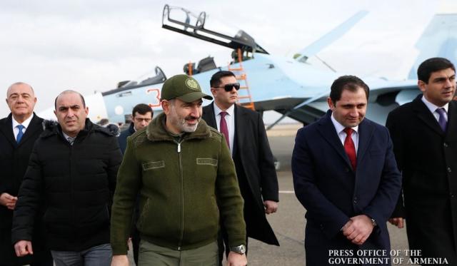 Премьер-министр Армении Никол Пашинян осматривает полученные ВВС Армении из России истребители Су-30СМ. Гюмри, 27.12.2019