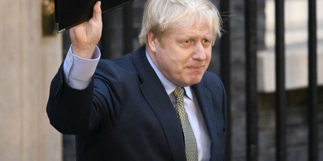 Премьер-министр Борис Джонсон после выступления на Даунинг-стрит в Лондоне