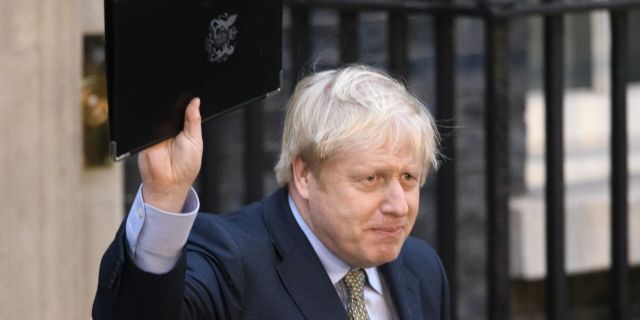 Премьер-министр Борис Джонсон после выступления на Даунинг-стрит в Лондоне