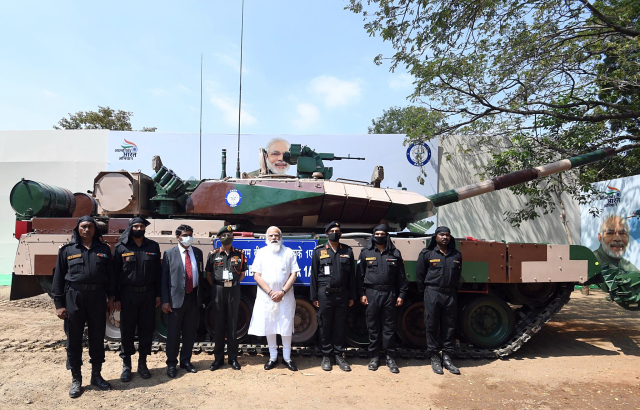 Премьер-министр Индии Нарендра Моди на церемонии формальной передачи индийской армии модернизированного танка национальной разработки Arjun Mk 1A. Ченнаи, 14.02.2021
