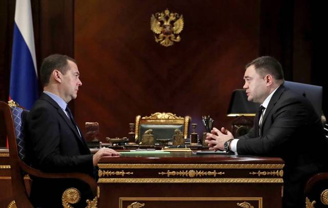 Премьер-министр РФ Дмитрий Медведев и глава Промсвязьбанка Петр Фрадков