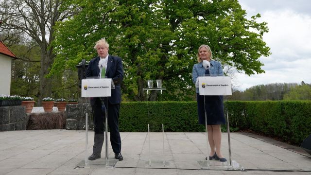 Премьер-министр Великобритании Борис Джонсон и премьер-министр Швеции Магдалена Андерссон во время пресс-конференции после встречи в особняке Харпсунд. 11 мая 2022