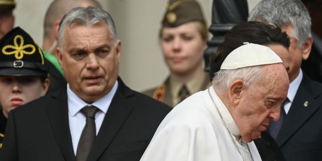 Премьер-министр Венгрии Виктор Орбан и папа римский Франциск в Будапеште, 28 апреля 2023 года