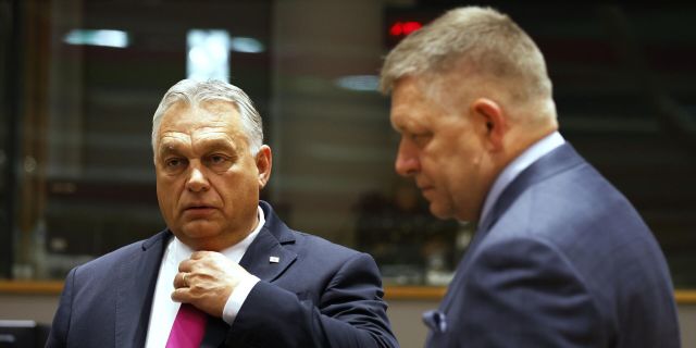 Премьер-министр Венгрии Виктор Орбан, слева, беседует с премьер-министром Словакии Робертом Фицо во время заседания круглого стола на саммите ЕС в Брюсселе. 26 октября 2023 года