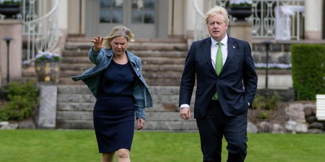 Премьер-министры Великобритании и Швеции Борис Джонсон и Магдалена Андерссон в загородной резиденции премьер-министра Швеции