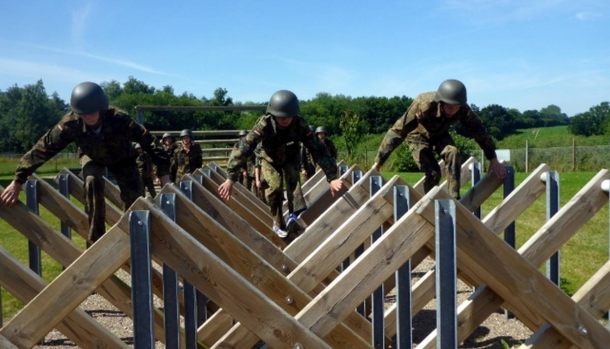 Полоса препятствий. Военная полоса препятствий. Преодоление полосы препятствий. Солдаты на полосе препятствий.