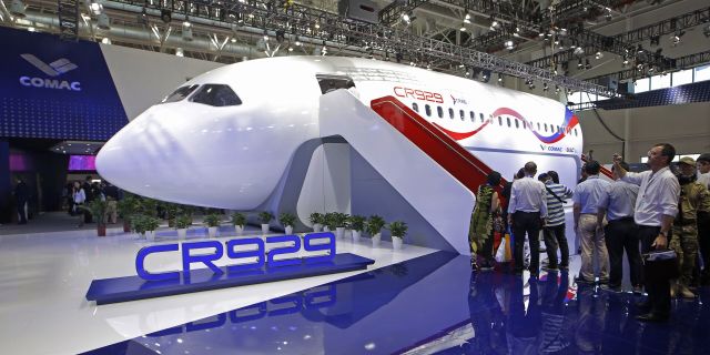 Презентация макета российско-китайского самолета CR929 на Чжухайском авиасалоне
