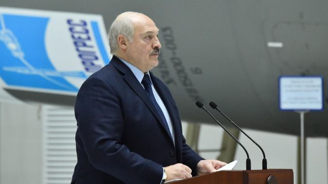 Президент Белоруссии Александр Лукашенко во время пресс-конференции в сборочном цехе ракеты-носителя на космодроме Восточный