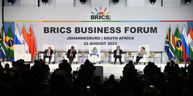 Президент Бразилии Лула да Силва, президент ЮАР Сирил Рамафоза, премьер-министр Индии Нарендра Моди, министр коммерции КНР Ван Вэньтао и президент Нового банка развития БРИКС Дилма Руссефф (слева направо) на бизнес-форуме саммита БРИКС в ЮАР