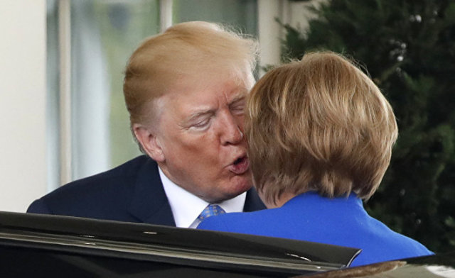 Президент Дональд Трамп приветствует канцлера Германии Ангелу Меркель в Белом доме в Вашингтоне