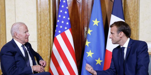 Президент Франции Эммануэль Макрон и президент США Джо Байден во время встречи в Риме