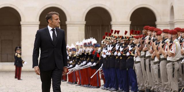 Президент Франции Эммануэль Макрон осматривает почетный караул во время национального чествования покойного генерала французской армии Жана-Луи Жоржелена, бывшего начальника штаба вооруженных сил, 25 августа 2023 г.