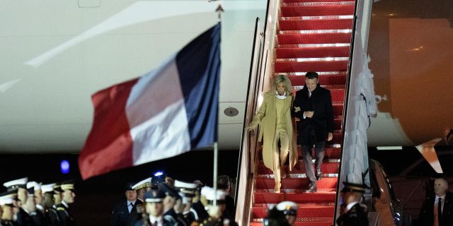 Президент Франции Эммануэль Макрон со своей супругой Брижит Макрон прибывают на военно-воздушную базу Эндрюс, штат Мэриленд, США