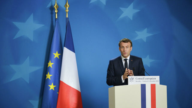 Президент Франции Эммануэль Макрон выступает на саммите глав государств и правительств Евросоюза в Брюсселе