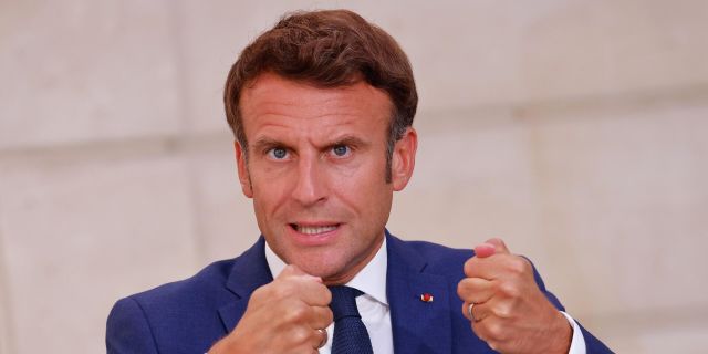 Президент Франции Эммануэль Макрон выступает после видеоконференции по энергетическому кризису в Париже. 5 сентября 2022 года.