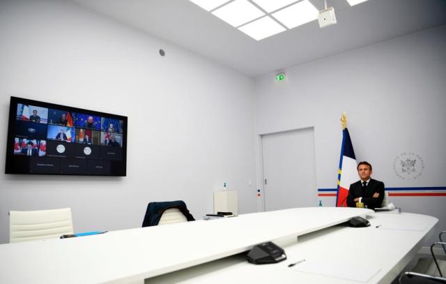 Президент Франции Эмманюэль Макрон участвует в видеоконференции с лидерами G7, 11 октября 2022 года