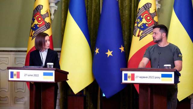 Президент Молдовы Майя Санду и президент Украины Владимир Зеленский принимают участие в совместной пресс-конференции