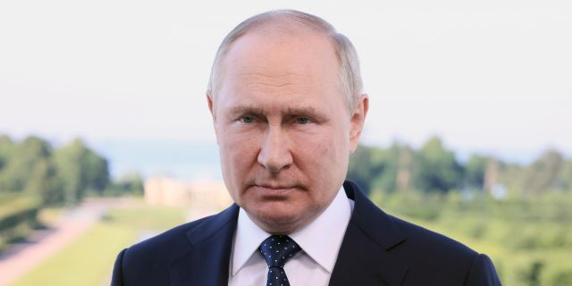 Президент РФ В. Путин поприветствовал участников пленарного заседания X Петербургского международного юридического форума