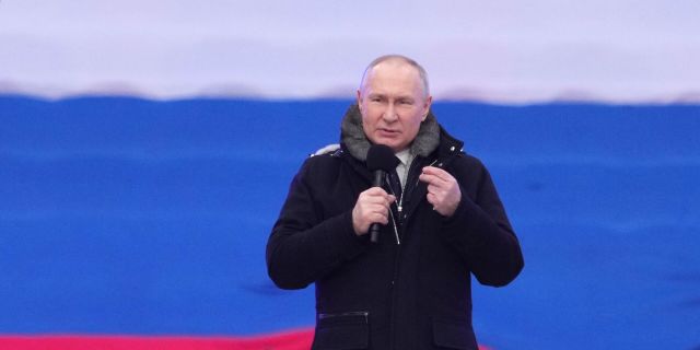 Президент РФ В. Путин посетил митинг-концерт Слава защитникам Отечества!