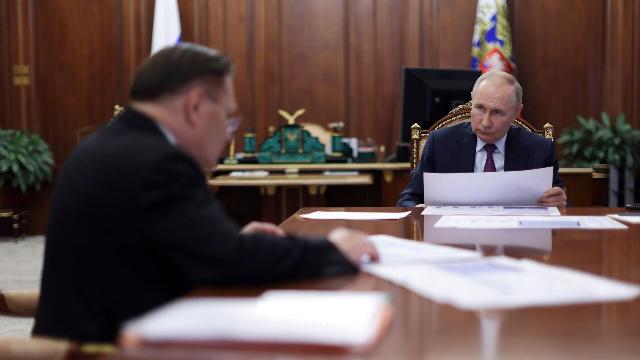 Президент РФ Владимир Путин и генеральный директор госкорпорации "Росатом" Алексей Лихачев во время встречи