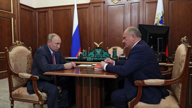 Президент РФ Владимир Путин и лидер КПРФ Геннадий Зюганов во время встречи