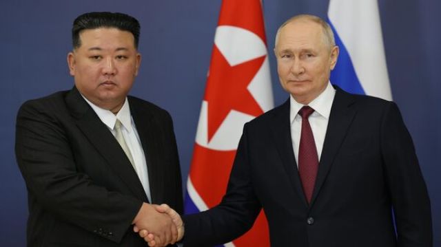 Президент РФ Владимир Путин и председатель Государственного совета КНДР Ким Чен Ын во время встречи на космодроме Восточный