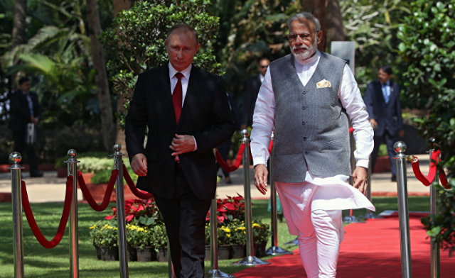 Президент РФ Владимир Путин и премьер-министр Республики Индии Нарендра Моди во время встречи в отеле "Тадж Экзотик" индийского штата Гоа