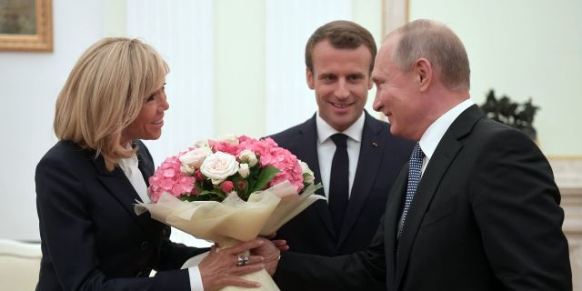 Президент РФ Владимир Путин и президент Франции Эммануэль Макрон с супругой Брижит во время встречи 15 июля 2018