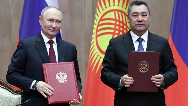 Президент РФ Владимир Путин и президент Киргизии Садыр Жапаров на церемонии обмена подписанными документами и совместного заявления для прессы в Бишкеке Президент РФ Владимир Путин и президент Киргизии Садыр Жапаров на церемонии обмена подписанными документами и совместного заявления для прессы в Бишкеке