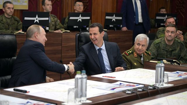 Президент РФ Владимир Путин и президент Сирии Башар Асад во время встречи в командном пункте группировки Вооруженных Сил России в Сирии