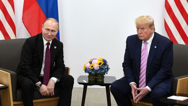 Президент РФ Владимир Путин и президент США Дональд Трамп во время встречи на полях саммита "Группы двадцати" в Осаке. 28 июня 2019