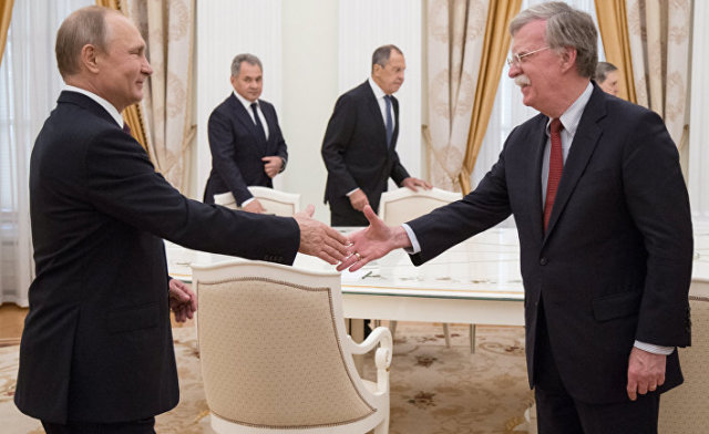 Президент РФ Владимир Путин и советник президента США по вопросам национальной безопасности Джон Болтон во время встречи в Кремле. 27 июня 2018