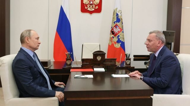 Президент РФ Владимир Путин и заместитель председателя правительства Юрий Борисов во время встречи