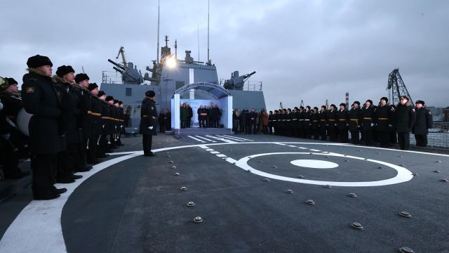 Президент РФ Владимир Путин на церемонии подъема военно-морского флага на фрегате "Адмирал Головко"
