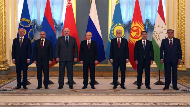 Президент РФ Владимир Путин на церемонии совместного фотографирования перед началом встречи лидеров государств - членов ОДКБ