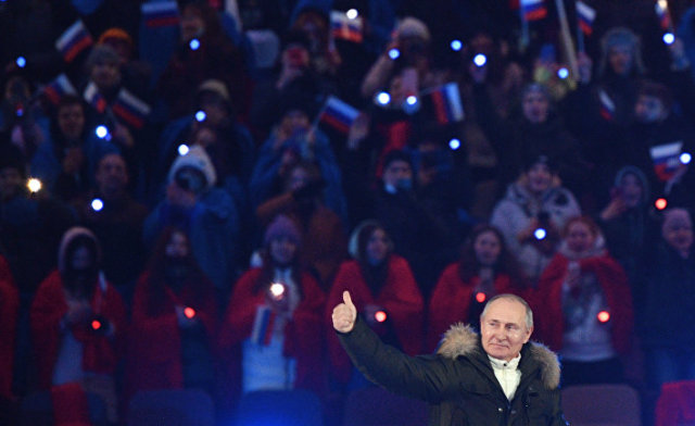 Президент РФ Владимир Путин на концерте в Лужниках
