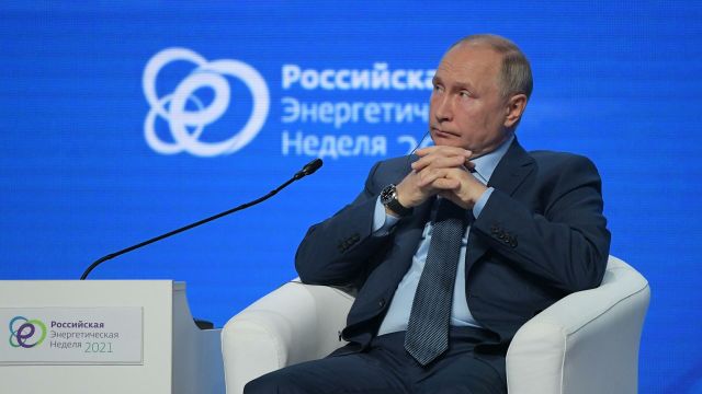 Президент РФ Владимир Путин на пленарном заседании международного форума "Российская энергетическая неделя"