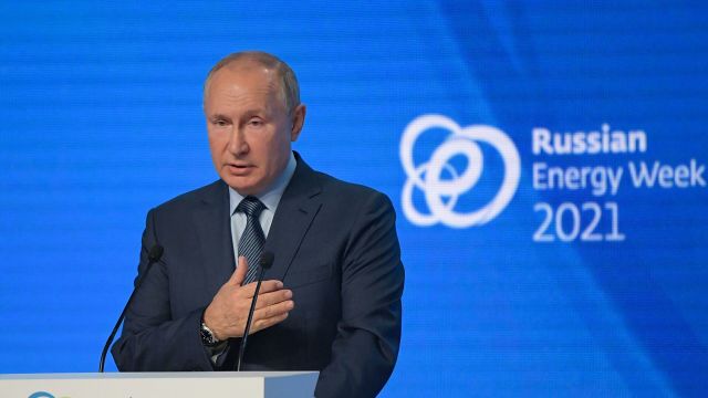 Президент РФ Владимир Путин на пленарном заседании международного форума "Российская энергетическая неделя"