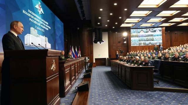 Президент РФ Владимир Путин на расширенном заседании коллегии Министерства обороны РФ в Национальном центре управления обороной