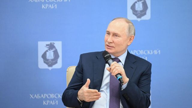 Президент РФ Владимир Путин на встрече в Хабаровске