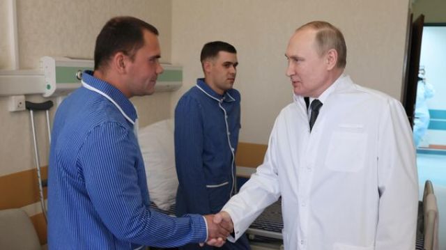 Президент РФ Владимир Путин посещает раненых участников спецоперации на Украине