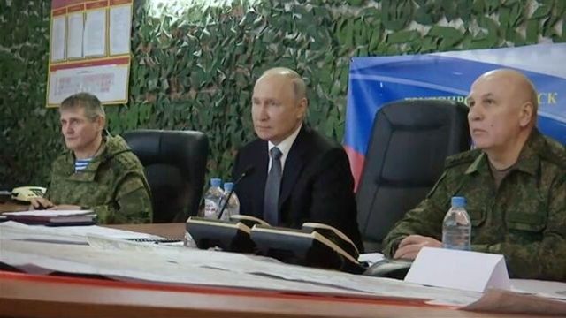 Президент РФ Владимир Путин посещает штаб группировок "Днепр" на Херсонском направлении специальной военной операции. Скриншот видео