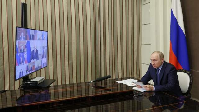 Президент РФ Владимир Путин проводит совещание с членами Координационного совета при правительстве по обеспечению потребностей ВС РФ