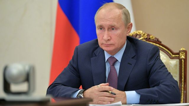 Президент РФ Владимир Путин проводит совещание с членами правительства РФ в режиме видеоконференции