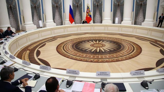 Президент РФ Владимир Путин проводит совещание с руководителями предприятий ОПК России
