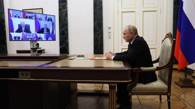 Президент РФ Владимир Путин проводит в режиме видеоконференции оперативное совещание с постоянными членами Совета безопасности РФ
