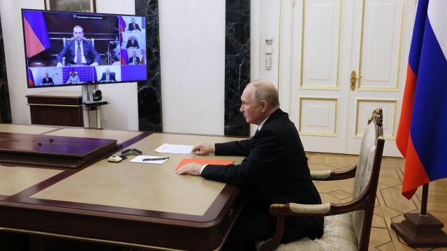 Президент РФ Владимир Путин проводит в режиме видеоконференции совещание с постоянными членами Совета безопасности РФ