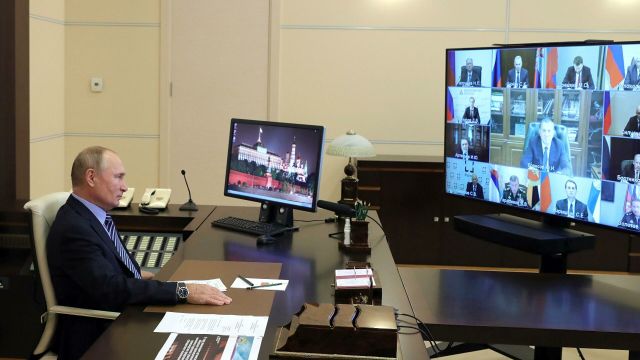 Президент РФ Владимир Путин проводит в режиме видеоконференции заседание Военно-промышленной комиссии РФ
